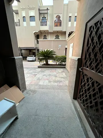فيلا عائليه جميله  بالشارقه الرفاعه  4 غرف ماستر  وصاله مساحه كبيره مع غرفه خادمه ماستر  موقع مميز بالقرب من كورنيش  وجميع الخدمات