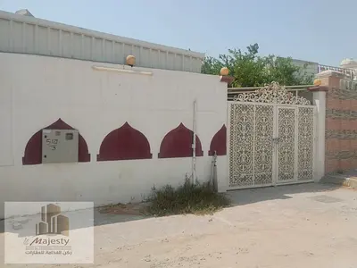 An Arabic house for sale, two parts, with an area of ​​6400 square feet, in the Al Sabkha area, Sharjah