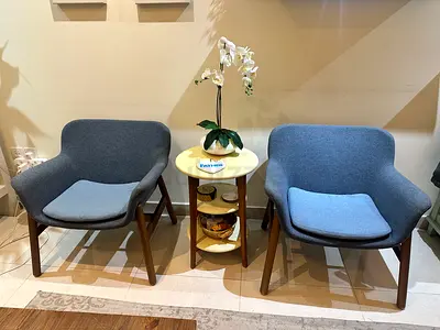 Set of 2 chairs with free table