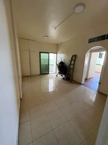 شقة غرفتين مع بلكون في المجره، تكييف مركزي، سكن عائلي فقط، 37,000 درهم، 6 شيكات.