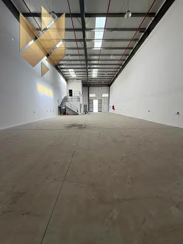 مستودع حديث وجديد أول استخدام في الصجعة – مساحة 4000 قدم مربع