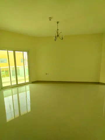 أجمل شقه  غرفه وصاله " أول ساكن " مع بلكون  في الشارقه المناخ مبنى جديد تصميم كفيلا بالقرب من جميع الخدمات والمرافق