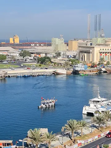 غرفة وصالة بالجبيل بإطلالة بحرية، إيجار 26,000 وصيانة على المالك.بلكون اطلاله بحريه