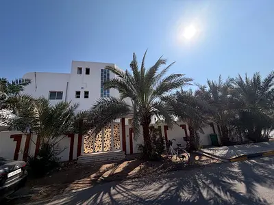 للبيع فيلا زاوية في النخيلات على شارعين