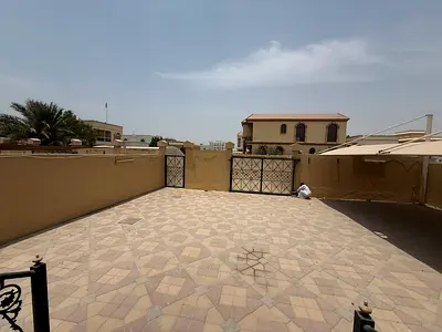 فيلا للايجار  5 غرف   صالة و مجلس  بلكونة غرفة عاملة  باركن سيارة داخلي كبيرة يتسع الى 4 سيارات  110 الف قابل للتفاوض  الروضة 2 مساحة الفلة فوق 5000 ي