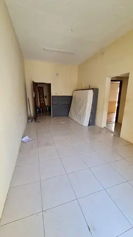 فرصة سكن رائعة في البوطينه غرفة وصالة مع تكييف على المستأجر شقة مجهزة ببلكونتين لتهوية طبيعية وإطلالة جيدة