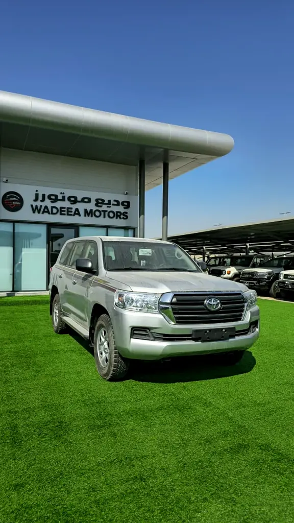 Toyota Land Cruiser 2021 — photo 1 of 9