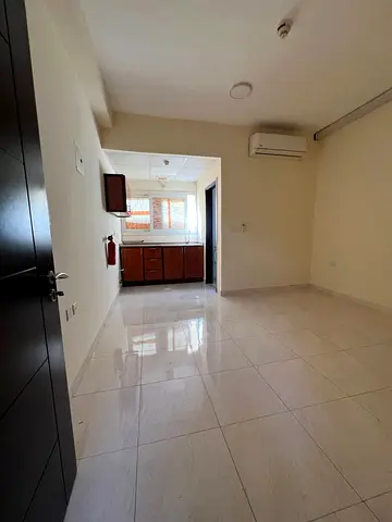 Clean family studio in Sharjah Al Nabaah, ready to move in. Separate kitchen, ideal for a small family, close to all services