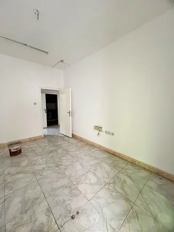 الشقة وحدة سكنية توفر الراحة والخصوصية، وتتميز بقربها من الخدمات وسهولة الوصول، مما يجعلها خيارًا عمليًا ومناسبًا للسكن.