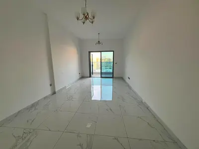 باركن مجاني _ خزائن بالحائط _ تكييف مركزي _ غاز مركزي _ بلكونه _ 3 حمام _ اطلاله مفتوحه _ تشطيب حديث