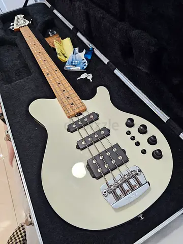 Music Man Reflex 4 string bass