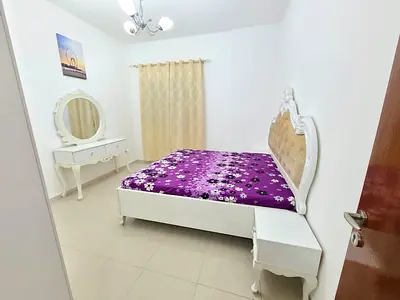 تاح للبيع في منطقة المجاز 2 شقة للبيع بمساحات واسعة غرفتين وصالة مع غرفة خادمة غرفة ماستر عدد 2 حمام بلكونة خزائن بالحائط تكييف مركزي مساحات كبيرة مقا