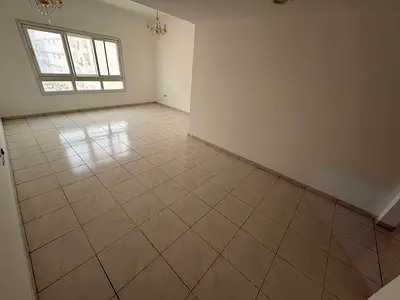 إذا كنت تبحث عن سكن يجمع بين الموقع الممتاز، المساحة العملية، والسعر المناسب، فهذه الشقة تعتبر خيارًا مثالياً لك ولعائلتك. تقع الشقة في منطقة حيوية قر