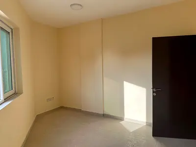 غرفة نوم واحدة وغرفة معيشة تكفي عائلة