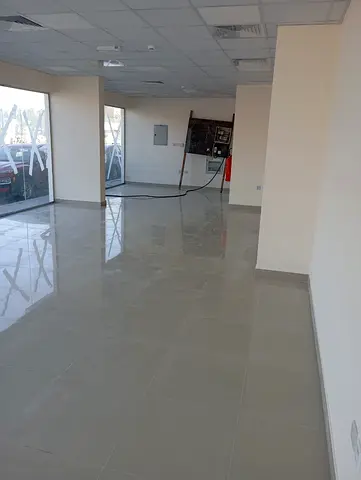 🏬 محلات للإيجار في المناخ، الشارقة – موقع مميز أمام حديقة المناخ، مساحات واسعة، قريبة من جميع الخدمات.