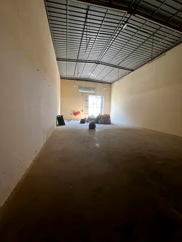 مستودع للايجار بام القوين يصلح للتخزين والتصنيع مساحه 2500 قدم مع كهرباء 25 كيلووات