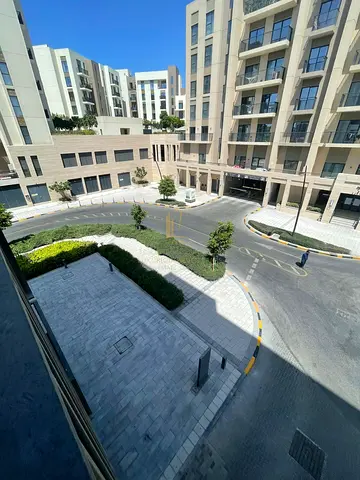 شقة للإيجار مع بالكون باطلالة جميلة في مبنى رمال