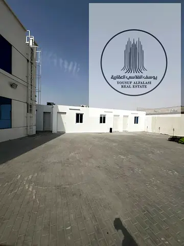 بسعر ممتاز ارض مع مبني طابقين و 3 غرف عمال و كهرباء 80 كيلو واط