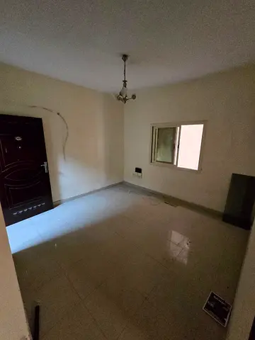 للإيجار في الشارقة – النباعة  غرفة وصالة بمساحة كبيرة وصالة منفصلة وواسعة  تشطيب جيد  مكيف مركزي  غاز مركزي  السعر: 25,000 درهم سنوي