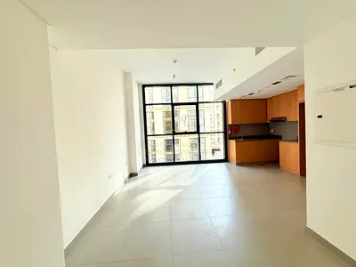 🏡 شقة غرفة وصالة للبيع | أول ساكن | موقف سيارة | الممشى – الشارقة