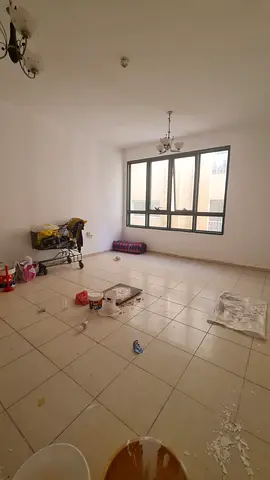 غرفة وصالة واسعة في القاسمية الند بالشارقة. الإيجار 36,000 درهم سنوياً، 4 أو 6 دفعات. جاهزة للسكن.