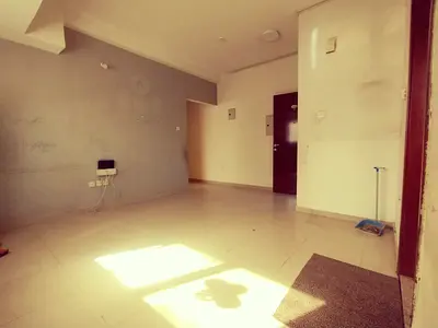 شقة غرفة وصالة في النباعه سكن عائلي فقط، الإيجار 25,000 درهم، 6 دفعات، تكييف وغاز مركزي.