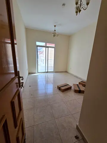 اني ساكن  غرفه وصاله 2 حمام  خزانه في الحيط بلكونه  القليعه علي الكورنيش