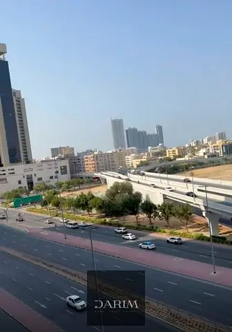 للبيع شقة غرفتين وصالة في سيتي تاور A2 | إطلالة مباشرة على القصر | 565 ألف درهم