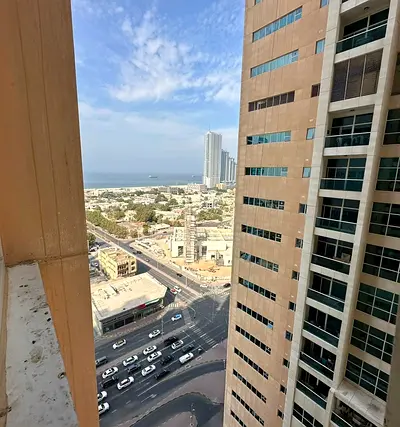 فرصة استثمارية وسكنية حصرية – أبراج عجمان ون 2 شقة جاهزة للسكن غرفتين وصالة مع موقف سيارات متاحة الآن للبيع