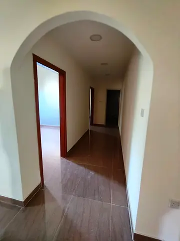 شقة بثلاث غرف نوم وغرفة معيشة مع شرفة، مناسبة للعائلات