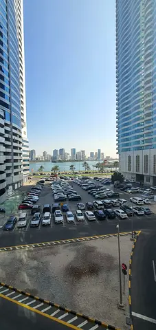 للبيع شقة ثلاث غرف وصالة إطلالة مفتوحة أمامية رائعة على البحيرة في منطقة المجاز 3