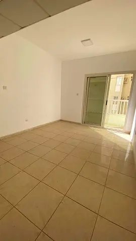 شقة غرفة وصالة في الغوير، بلكون بإطلالة مفتوحة، الإيجار 28,000 درهم، 4 دفعات.