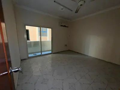 2 غرفه وصاله مساحه كبيره شقه عقد عزاب صريح بالشارقه الروله موقع مميز بالقرب من المواصلات وجميع الخدمات