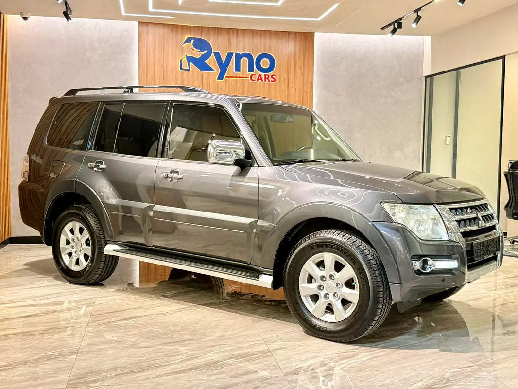 Mitsubishi Pajero 2017 — photo 1 of 10