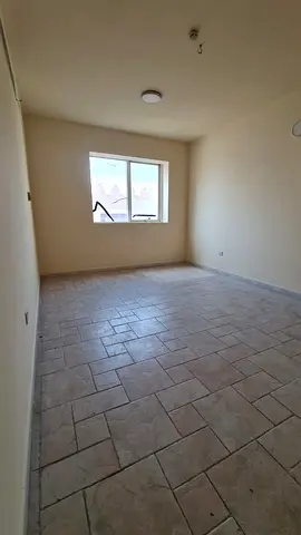 غرفة وصالة بالشويهين مساحات كبيرة موقع هادئ وقريب من الخدمات تسهيلات مرنة في الدفع جاهزة للسكن 26000 الف درهم.