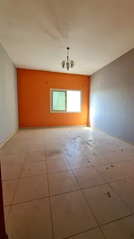 شقة غرفة وصالة في البوطينه، الإيجار 30,000 درهم، 4 أو 6 دفعات، تأمين شيك لا يصرف.