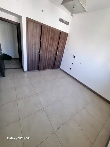 للإيجار شقة مميزة – أم الطرافة / القاسمية ▪️ غرفة وصالة ▪️ مطبخ ▪️ حمّام ▪️ تكييف مركزي ✨ تشطيب راقي جدًا خزائن حائط واسعة