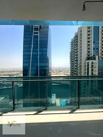 شقة جديدة كلياً بثلاث غرف نوم- طابق مرتفع -  إطلالة على البحيرة - منطقة الخليج التجاري