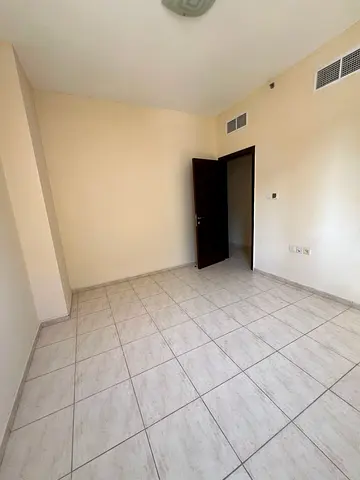 كاميرات مراقبة تعمل على مدار 24 ساعة  برج عائلي بالكامل  مواقف خارجية مجانية فقط  صيانة ممتازة طوال العام  الموقع والمعالم القريبة:  مول  سوبرماركت  م