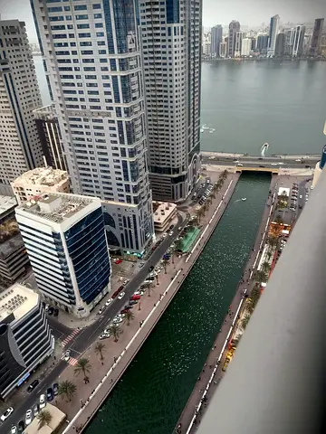 شقه  غرفتين وصاله مع بلكون واطلاله اماميه كامله علي بحيرة الممزر للبيع بمنطقة المجاز برج النخله 3