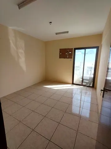 2 غرفه وصاله شقه عائليه مميزه بقلب الشارقه الروله مساحه واسعه وسعر حصري  بالقرب من المواصلات وجميع الخدمات