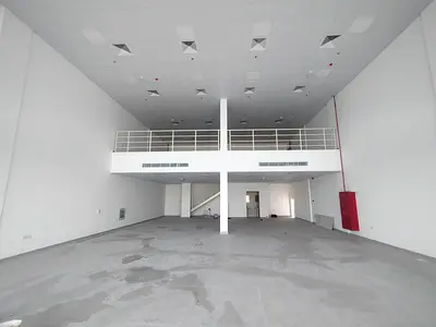 فرصة استثمارية – 5 معارض للإيجار بمساحات ممتازة