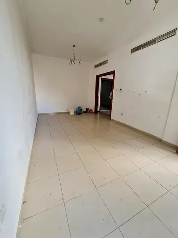 غرفة وصالة القليعة للعائلات فقط بلكون بإطلالة بحرية وإيجار 30 ألف درهم.