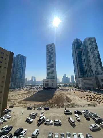 أجمل شقه عائليه غرفه وصاله اطلاله بحريه تكييف مركزي في قلب الخان موقع مميز بالقرب من جميع الخدمات وسهل الوصول الى دبي