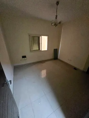 ✨ للإيجار في الشارقة – النباعة ✨  🏠 غرفة وصالة بمساحة كبيرة ✔️ صالة منفصلة وواسعة ✔️ تشطيب جيد ✔️ مكيف مركزي ✔️ غاز مركزي  💰 السعر: 25,000 درهم سنوي