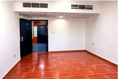 شقة غرفتين وصالة في النباعة، السعر 30,000 درهم، 6 شيكات، موقع مركزي قريب من الخدمات اليومية، جاهزة للسكن.