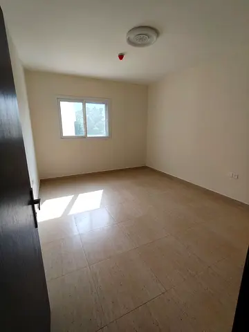 أجمل شقه أول ساكن غرفه وصاله بالشارقه المصلى سكن عائلي جميل موقع مميز بالقرب من بلديه الشارقه وجميع الخدمات