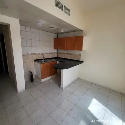 السعر: 16,000 درهم فقط سنويًا  فرصة مميزة للإيجار السنوي في البوطينة!   استوديو بمساحة جيدة وتصميم عملي  مطبخ أمريكي عصري