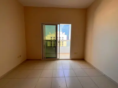 فرصة مميزة للإيجار في منطقة المجاز 3، حيث توفر الشقة موقعاً متميزاً بالقرب من جميع الخدمات الأساسية مثل الأسواق، المراكز التجارية، المدارس، والمواصلات