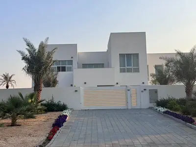 Spacious 5 bed + Maid Room + Laundry Room villa with Pool & big garden for rent in Muhaisnah 1